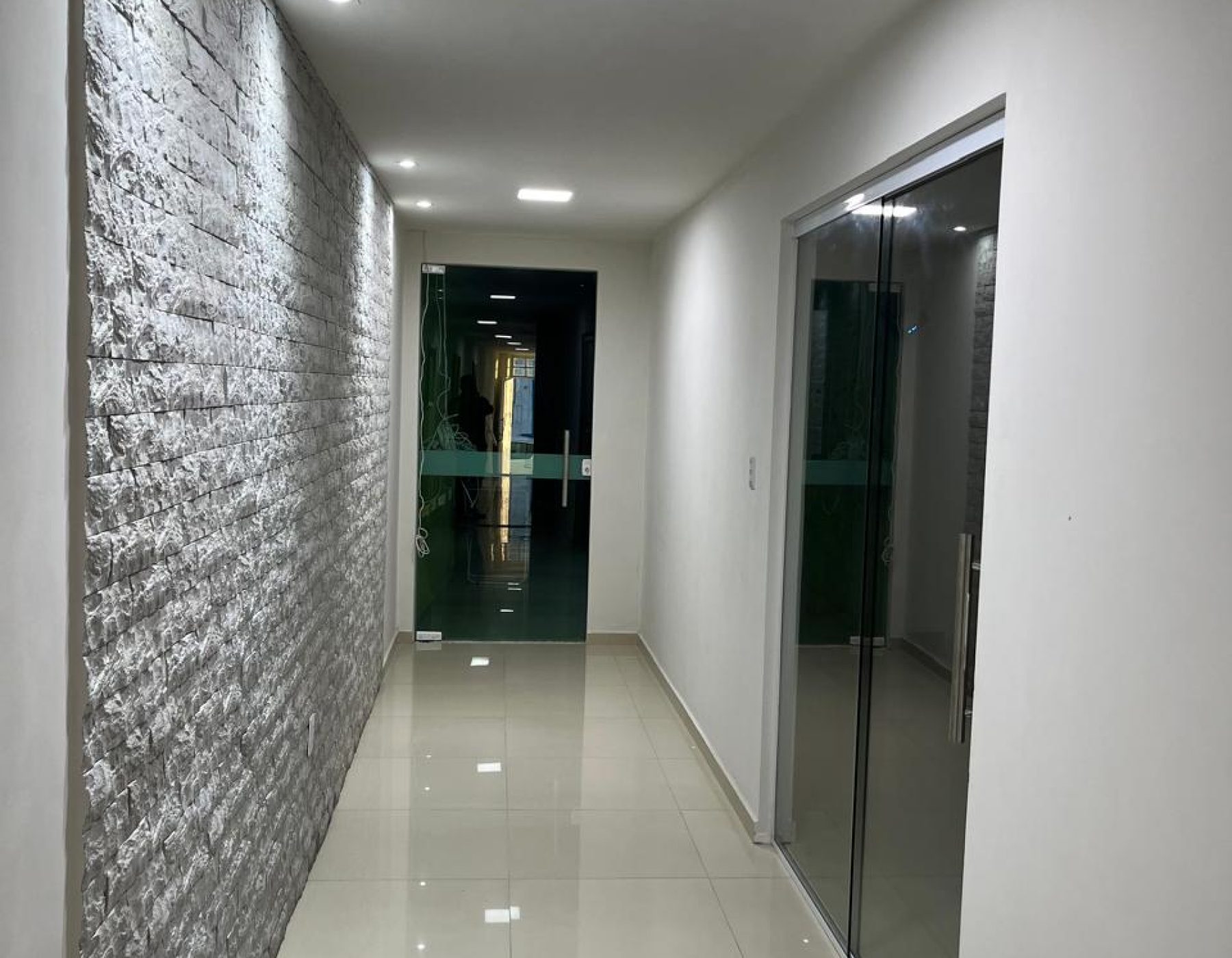 Frente corredor sala comercial Getúlio Vargas