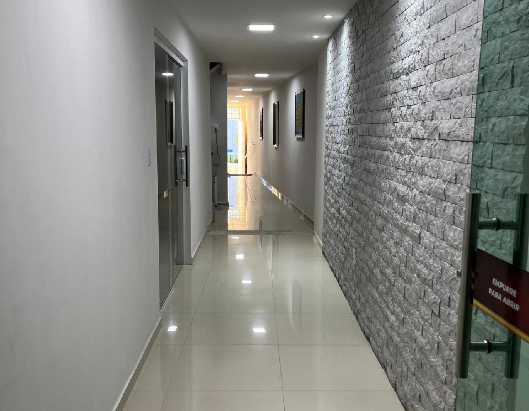 Fundo corredor sala comercial Getúlio Vargas